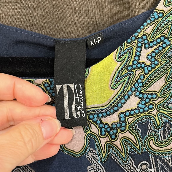 Beautiful flowy fancy dress - Picture 4 of 6